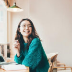 パソコン作業をしている笑顔の女性